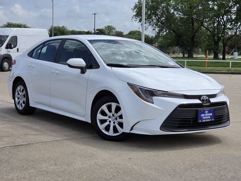 Used 2025 Toyota Corolla LE FWD image 2