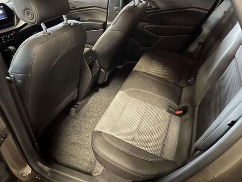 Used 2024 Chevrolet Trax LT w/ Sunroof Package image 10