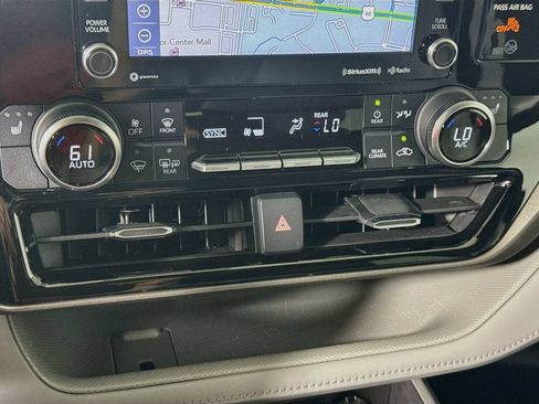 Used 2021 Toyota Highlander XLE FWD image 16