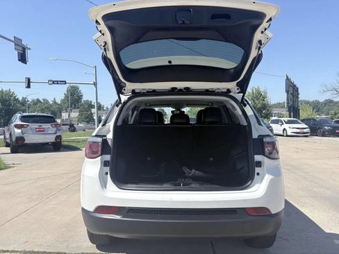 Used 2019 Jeep Compass Latitude FWD image 8