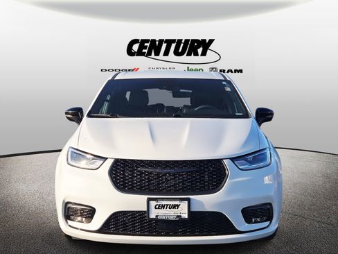 Used 2024 Chrysler Pacifica Limited image 9