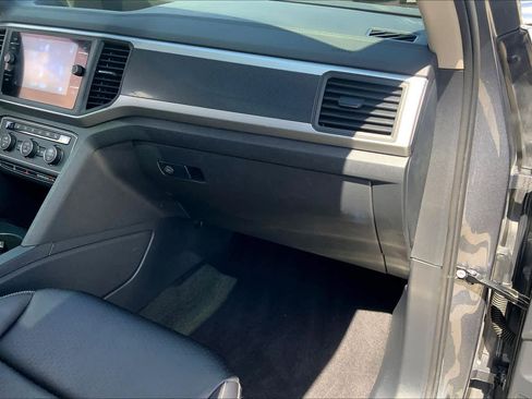 Used 2021 Volkswagen Atlas SE w/ Panoramic Sunroof Package image 18