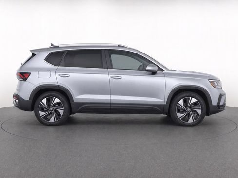 Used 2026 Volkswagen Taos SE AWD/4WD image 8