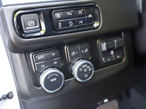 Used 2025 GMC Yukon Denali w/ Denali Reserve Package image 40