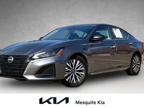 Used 2025 Nissan Altima 2.5 SV FWD image 1