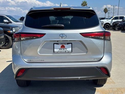 Used 2023 Toyota Highlander XLE image 5