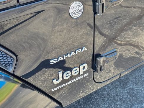 Used 2023 Jeep Wrangler Unlimited Sahara AWD/4WD image 7