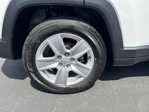 Used 2022 Jeep Compass Latitude FWD image 11