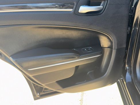 Used 2016 Chrysler 300 Limited image 10