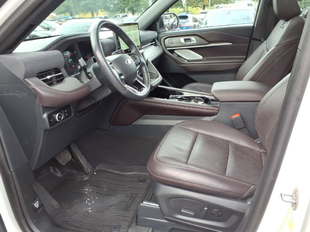 Used 2025 Ford Explorer Platinum AWD/4WD image 10