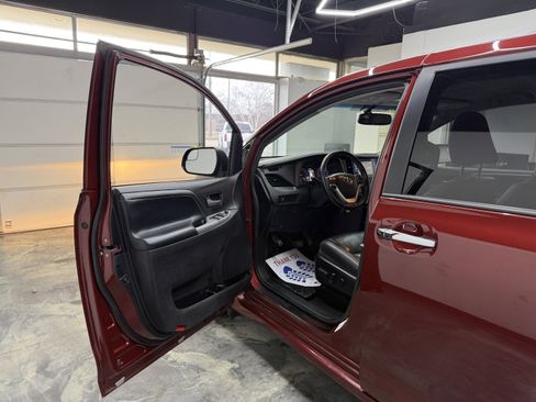 Used 2017 Toyota Sienna SE image 9