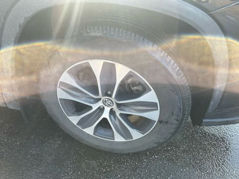 Used 2021 Toyota Highlander XLE image 4