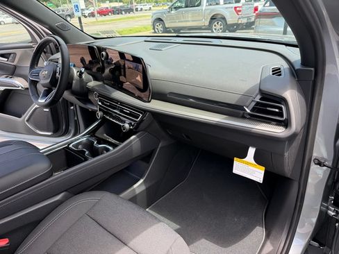 New 2026 Chevrolet Traverse LT w/ Enhanced Driving Package FWD image 17