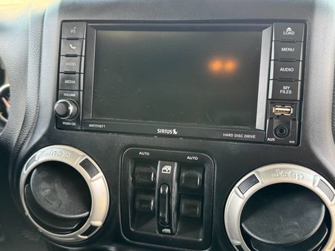 Used 2018 Jeep Wrangler Unlimited Rubicon w/ Connectivity Group image 22