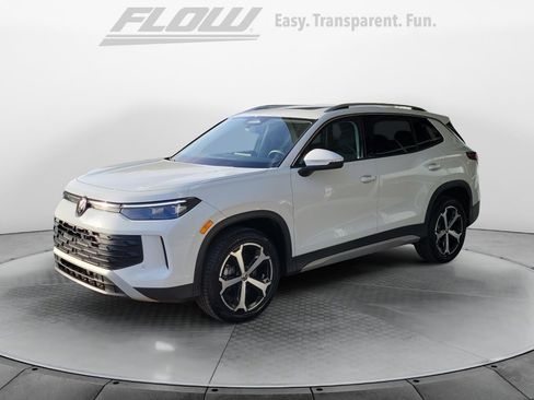 Used 2025 Volkswagen Tiguan SE w/ Panoramic Sunroof Package image 4