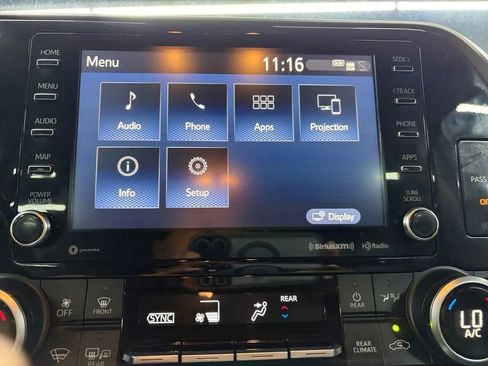 Used 2021 Toyota Highlander XLE AWD/4WD image 21