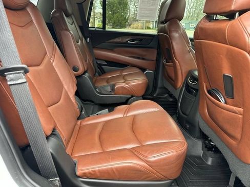 Used 2019 Cadillac Escalade Luxury AWD/4WD image 17