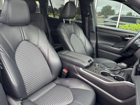 Used 2025 Toyota Highlander XSE AWD/4WD image 40