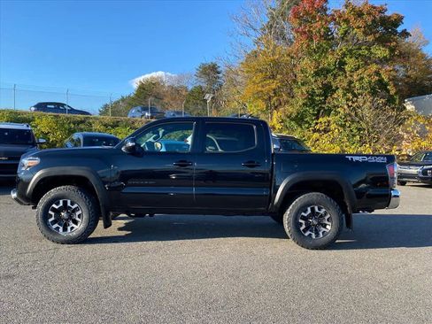 Used 2022 Toyota Tacoma TRD Off-Road image 2