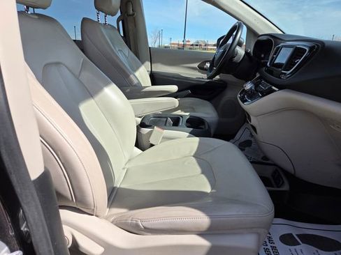 Used 2018 Chrysler Pacifica Touring-L FWD image 42