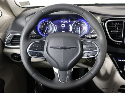 Used 2023 Chrysler Pacifica Touring-L image 7