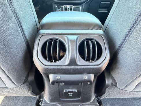 Used 2025 Jeep Wrangler Unlimited Sahara AWD/4WD image 21