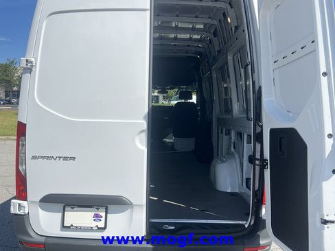 Used 2025 Mercedes-Benz Sprinter 2500 image 18