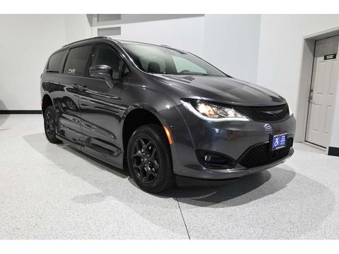 Used 2019 Chrysler Pacifica Touring-L Plus w/ Advanced Safetytec Group FWD image 3