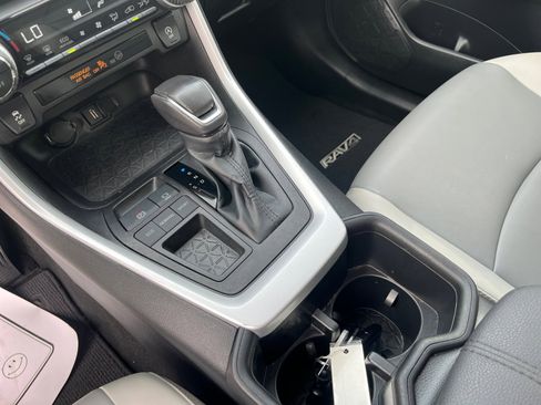 Used 2022 Toyota RAV4 XLE Premium image 32