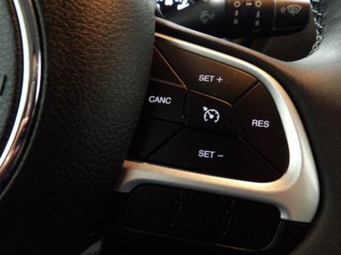 Used 2021 Jeep Renegade Latitude FWD image 19