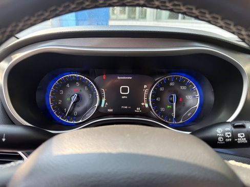 Used 2023 Chrysler Pacifica Touring-L FWD image 22