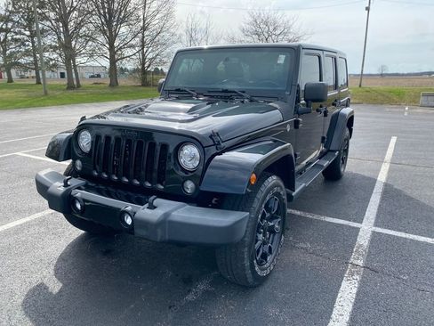 Used 2018 Jeep Wrangler Unlimited Sahara image 3
