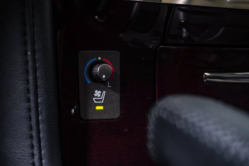 Used 2013 Lexus LX 570 4WD w/ Luxury Pkg image 29