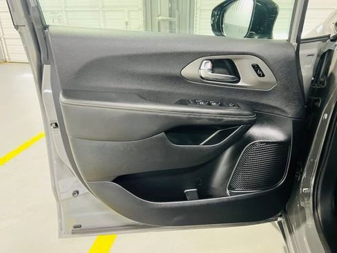 Used 2025 Chrysler Pacifica Select FWD image 24