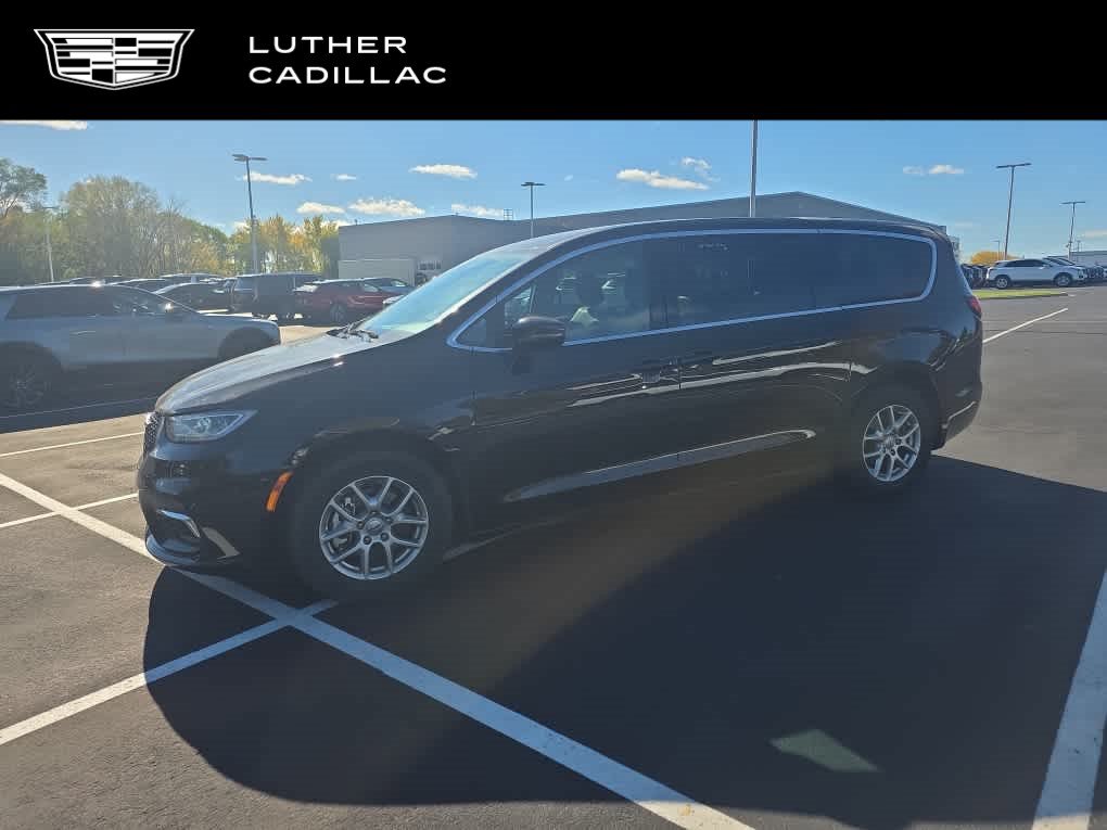 Used 2025 Chrysler Pacifica Select FWD image 1