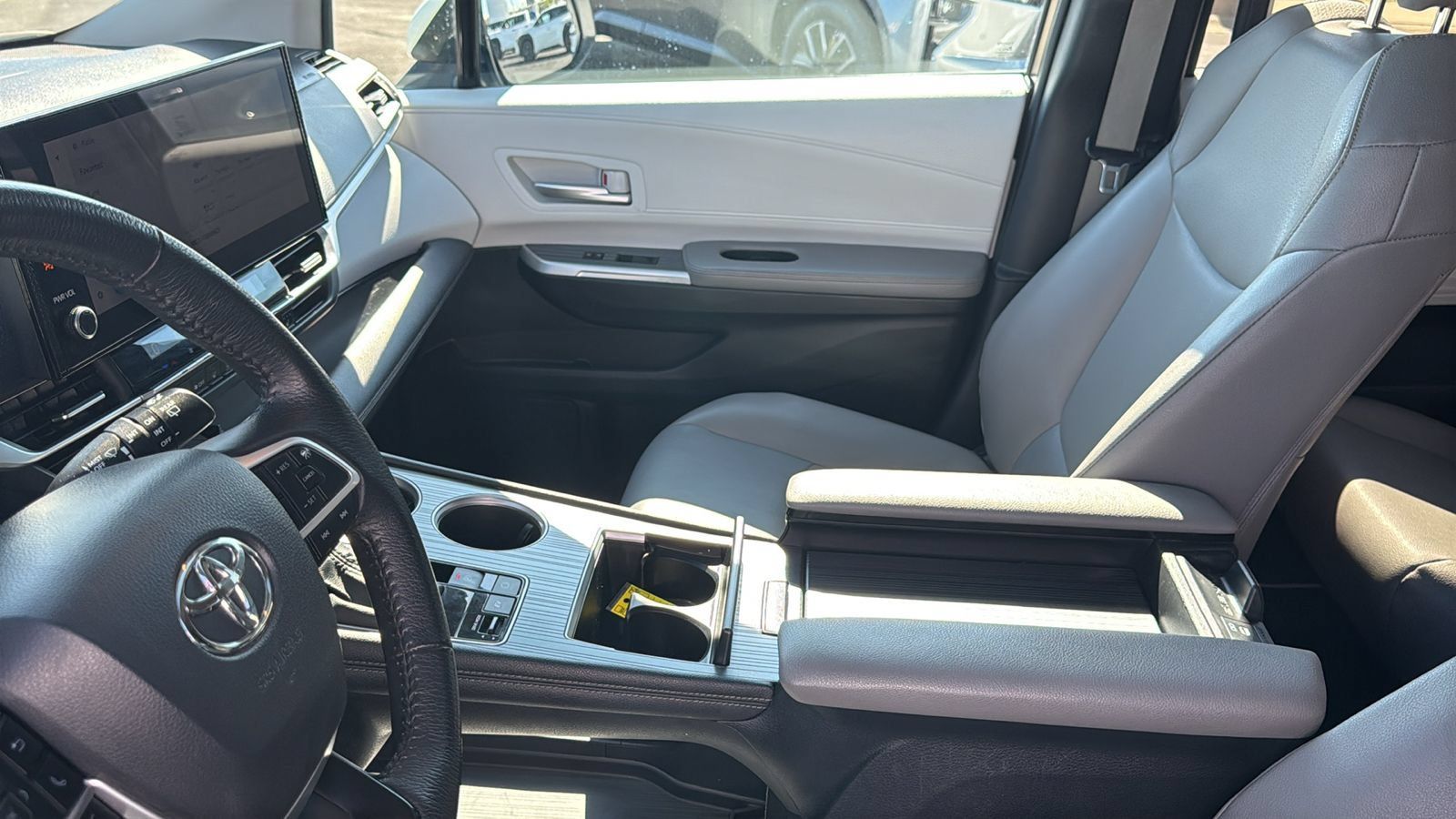 Certified 2025 Toyota Sienna XLE FWD image 15