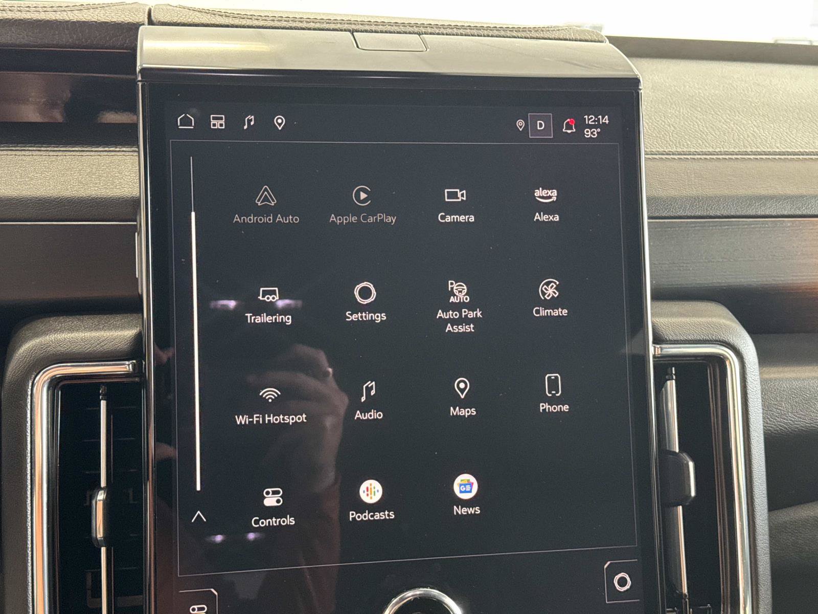 Used 2025 GMC Yukon Denali RWD image 16