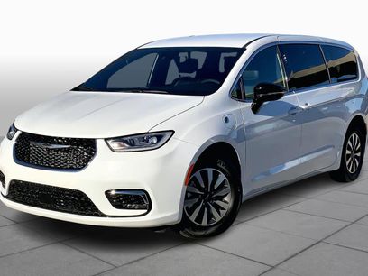 Used 2025 Chrysler Pacifica Select