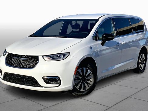 Used 2025 Chrysler Pacifica Select image 1