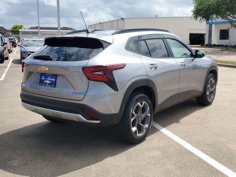 Used 2025 Chevrolet Trax LT w/ Driver Confidence Package image 3