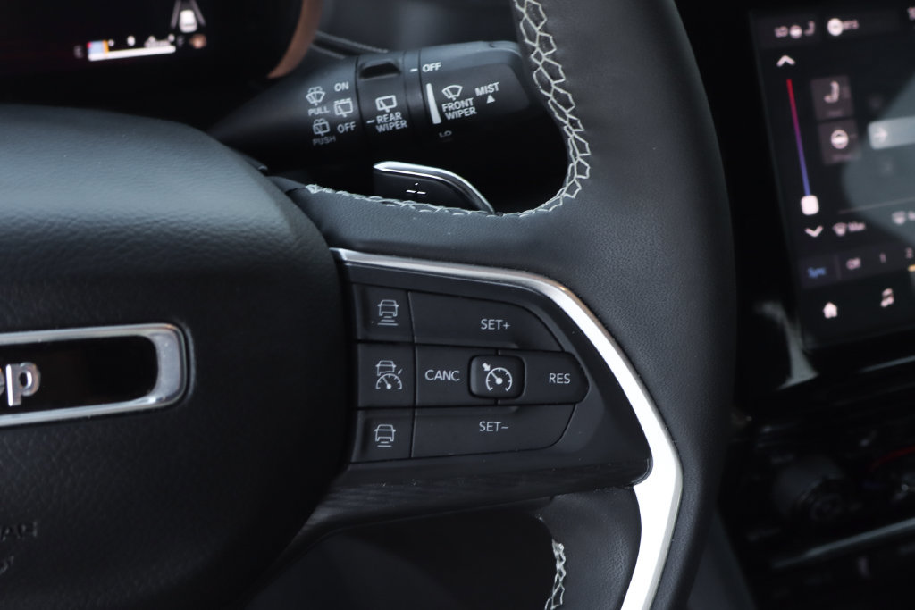 Used 2024 Jeep Grand Cherokee Altitude RWD image 23