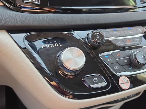 Used 2023 Chrysler Pacifica Touring-L FWD image 21