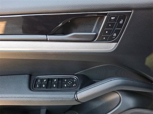 Certified 2025 Porsche Cayenne Coupe image 17