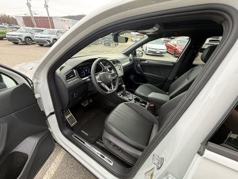 Certified 2023 Volkswagen Tiguan SE R-Line image 10