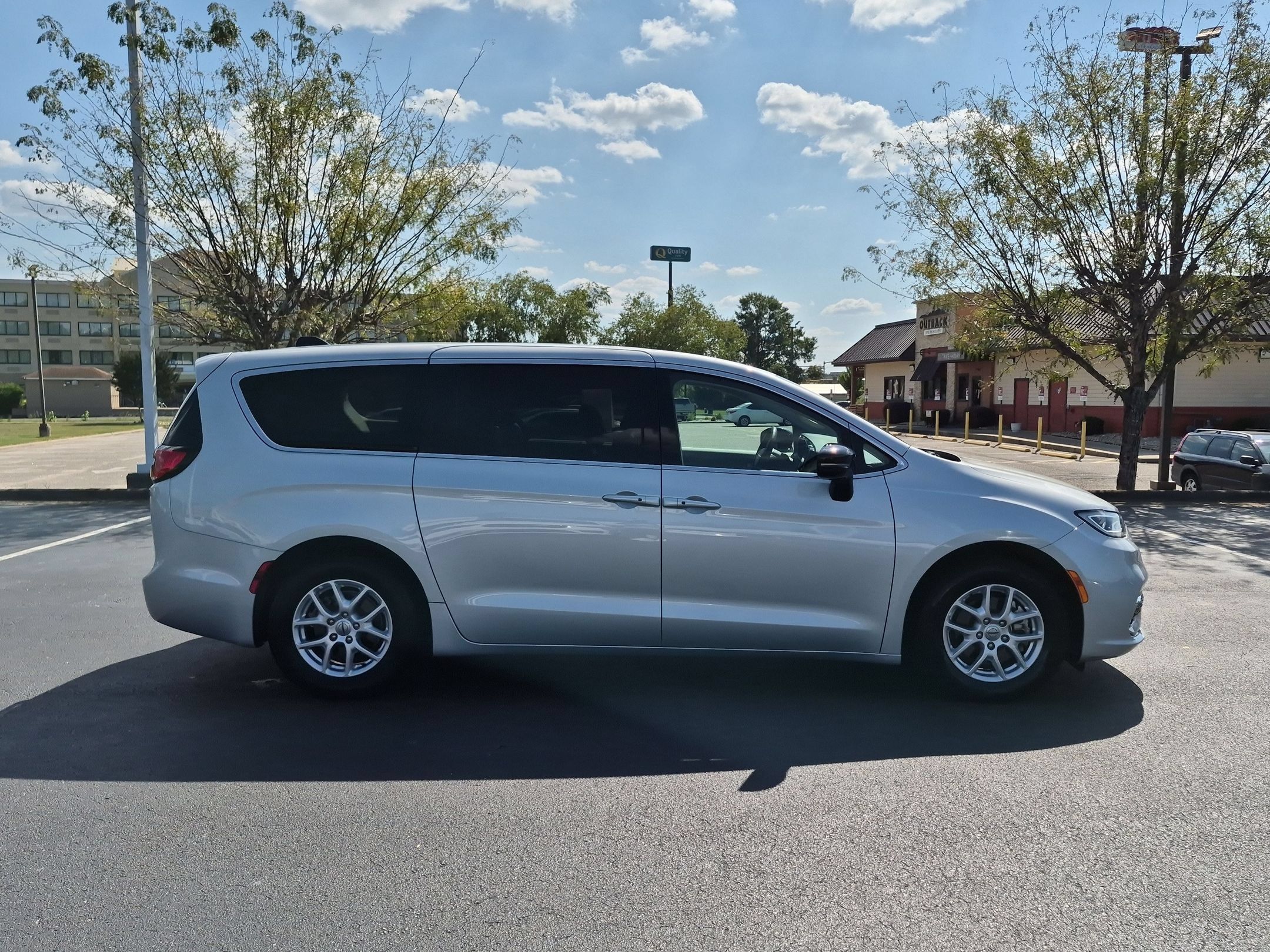 Used 2024 Chrysler Pacifica Touring-L FWD image 2