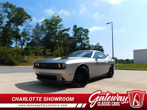 Used 2015 Dodge Challenger SXT w/ Driver Convenience Group RWD image 1