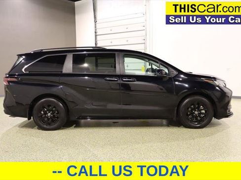 Used 2025 Toyota Sienna XLE image 8