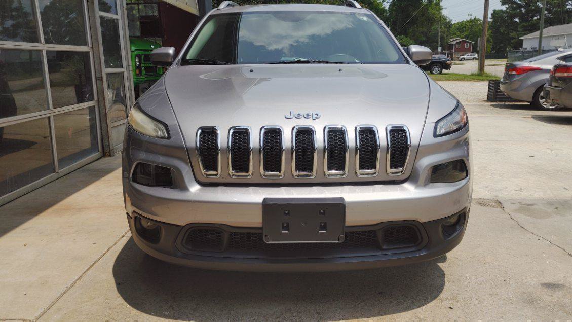 Used 2017 Jeep Cherokee Latitude w/ Comfort & Sound Group FWD image 2