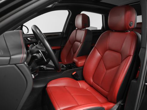 Certified 2023 Porsche Macan AWD/4WD image 5