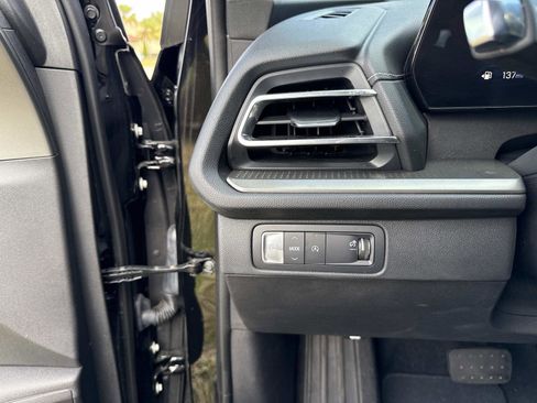 Used 2025 Chevrolet Traverse LT image 32